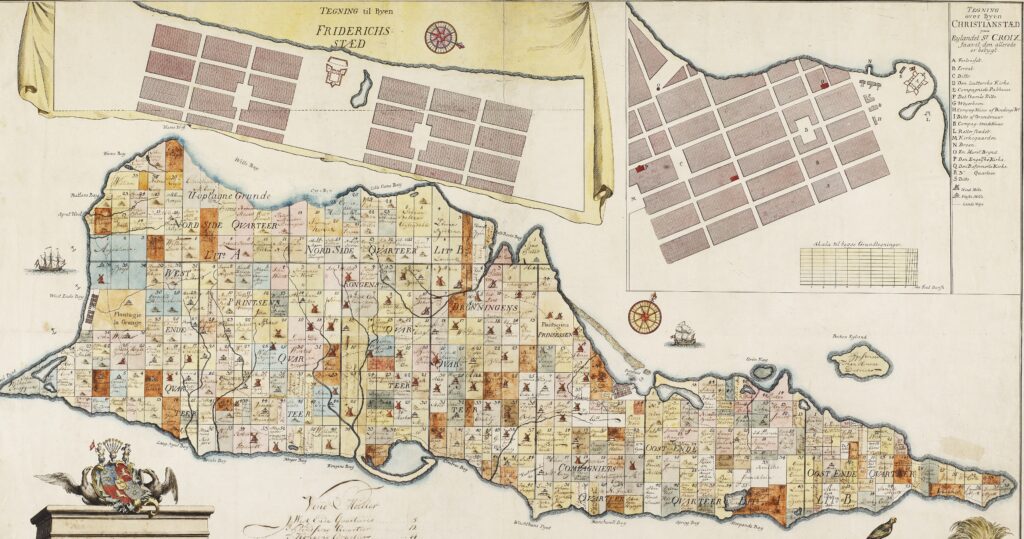 farbige Karte von St. Croix aus dem Jahr 1754, auf der Karte ist die Plantageneinteilung der gesamten Insel zu sehen, am oberen Rand sind zwei Ausschnitte die einmal den Hafen Christianstaed und einmal den Hafen Friedrichstaed zeigen